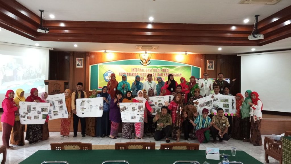 INTERNALISASI 7 NILAI KEMENTERIAN PENDIDIKAN DAN KEBUDAYAAN DALAM KOLASE