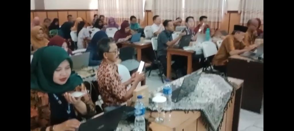 Guru SMA 1 Kota  Pekalongan Meningkatkan Literasi dan Kreativitas dengan Kecerdasan Buatan