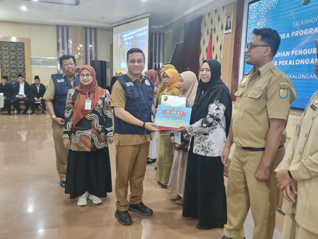 Peringati Hardiknas, Walikota Pekalongan Serahkan Penghargaan KepadanGuru Pemenang Lomba Video Pembelajaran Kurikulum Merdeka