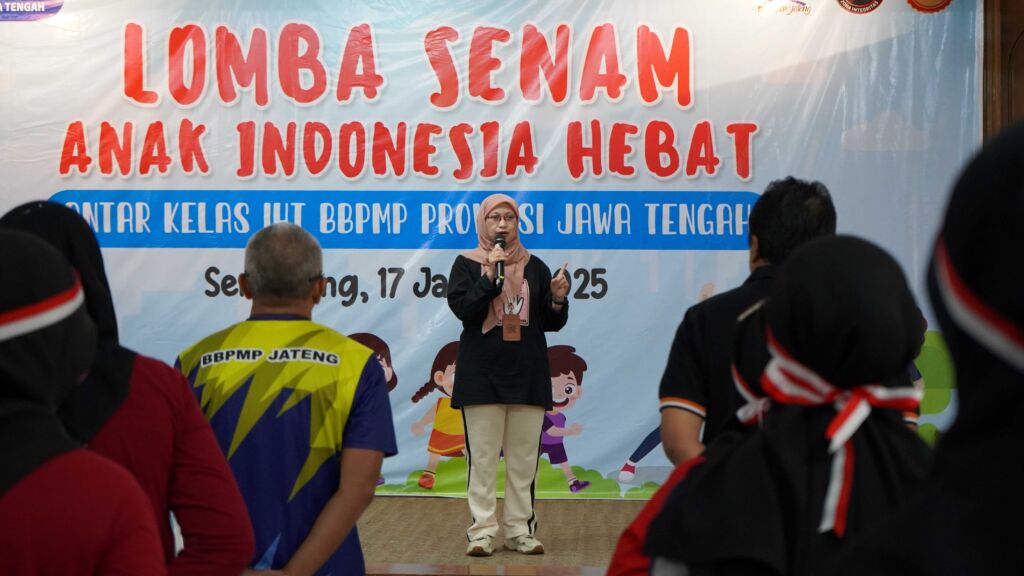 Mengawal Gerakan 7 kebiasaan anak Indonesia Hebat, karyawan BBPMP Jawa Tengah mengikuti lomba senam